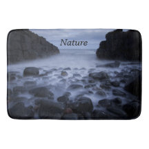 Kies und Felsen entlang der Küste des Ozeans