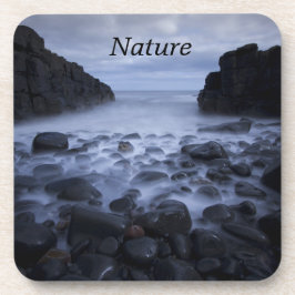 Kies und Felsen entlang der Küste des Ozeans Getränkeuntersetzer