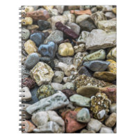 Kiesel auf einem Strandnotizbuch