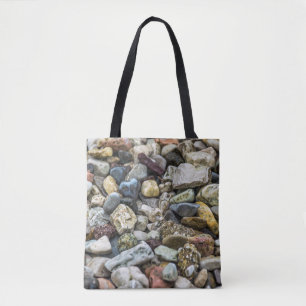 Kiesel auf einer Strand Taschen-Tasche