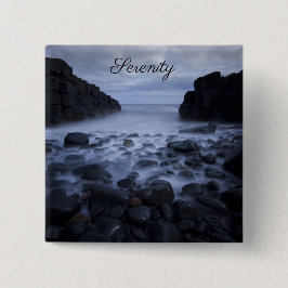 Kiesel und Felsen entlang der Küste des Ozeans Button