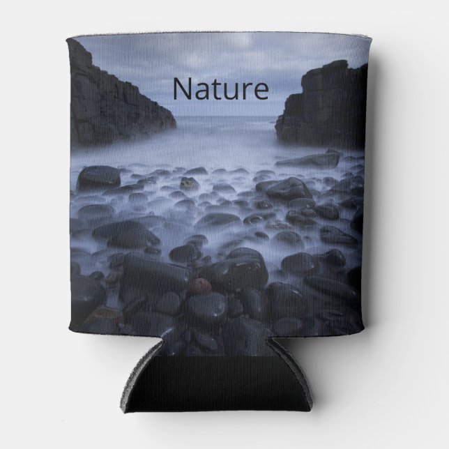 Kiesel und Felsen entlang der Küste des Ozeans Dosenkühler (Vorderseite)