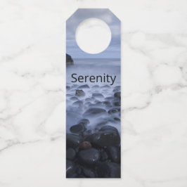 Kiesel und Felsen entlang der Küste des Ozeans Flaschenanhänger