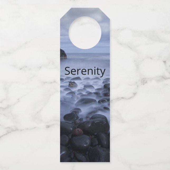 Kiesel und Felsen entlang der Küste des Ozeans Flaschenanhänger