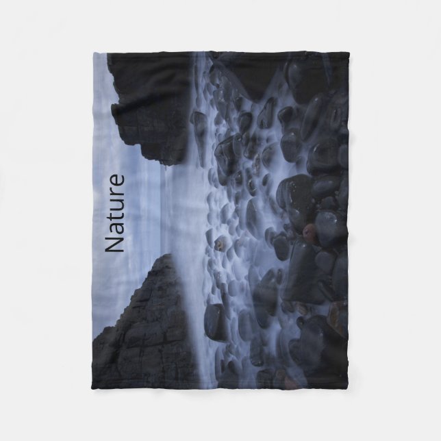 Kiesel und Felsen entlang der Küste des Ozeans Fleecedecke (Vorderseite)