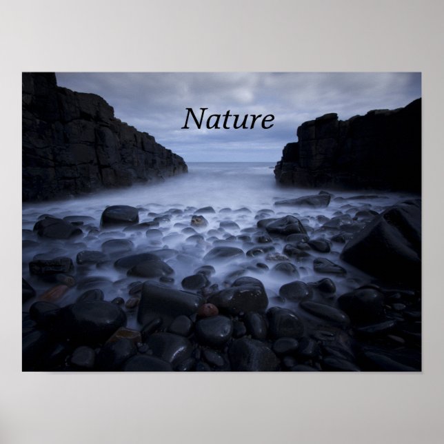 Kiesel und Felsen entlang der Küste des Ozeans Poster (Vorne)