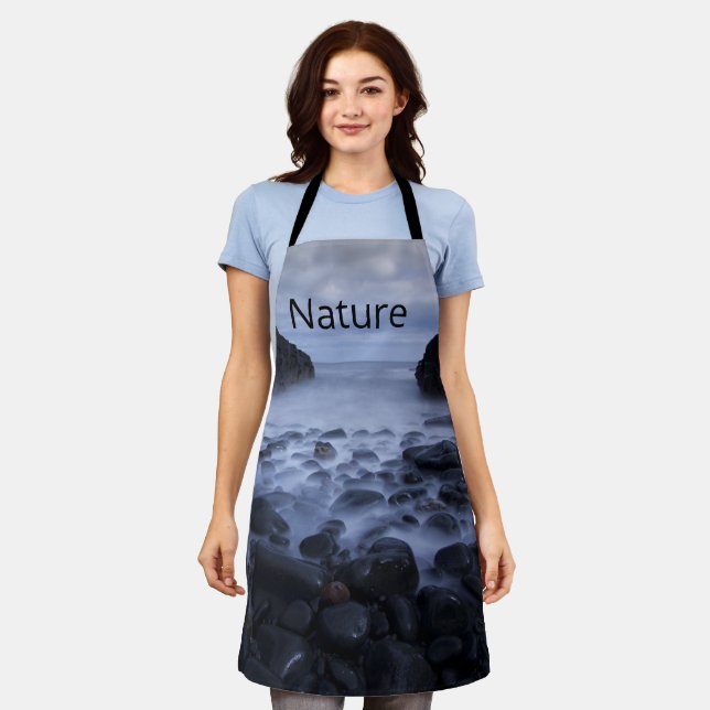 Kiesel und Felsen entlang der Küste des Ozeans Schürze (Getragen)