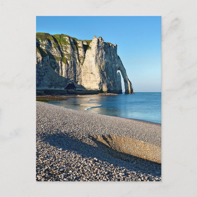 Kiesstrand und Felsen von Etretat in Frankreich Postkarte (Vorderseite)