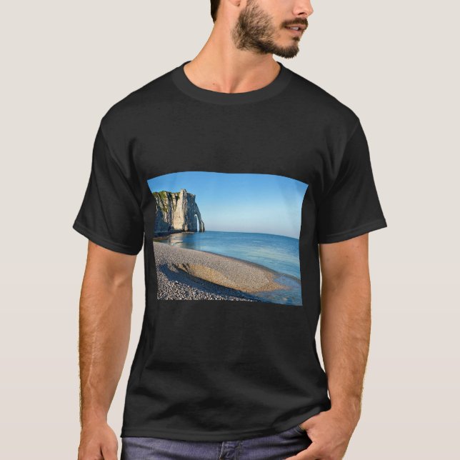 Kiesstrand und Klippe von Etretat in Frankreich Po T-Shirt (Vorderseite)