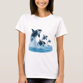 Killerwale, die vom hellblauen Ozean brechen T-Shirt