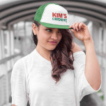 Kims Bequemlichkeit Truckerkappe<br><div class="desc">KIM'S CONVENIENCE ist die lustige und herzliche Geschichte der Kims,  einer koreanisch-kanadischen Familie,  die in der Innenstadt von Toronto einen Supermarkt betreibt. Weitere Informationen finden Sie unter www.cbc.ca/kimsconvenience,  FB @kimsConvenience,  Twitter @Kims Convenience,  Instagram @kimsConvenience #OKSEEYOU</div>