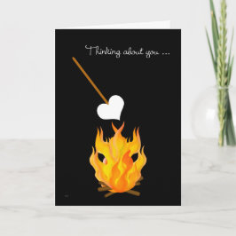 Kind am Lager denkend an Sie mit Lagerfeuer Karte