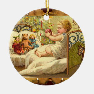 Kind auf dem Bett mit Spielzeug und Weihnachtsgesc Keramikornament