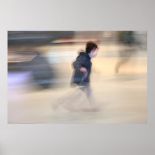 Kind, das aus dem Spider Beaubourg Poster der LB e