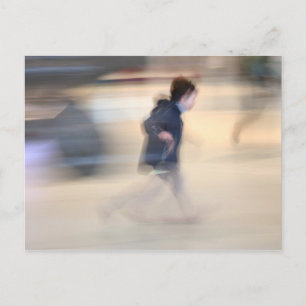 Kind, das aus der LB's Spider Beaubourg entkommt P Postkarte