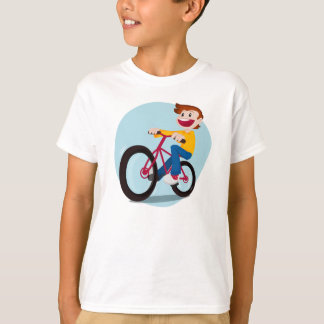 Kind, das einen Fahrrad-T - Shirt reitet