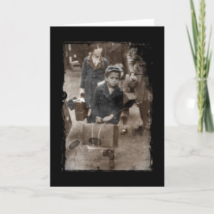 Kind, das einen Kofferraum sucht Karte