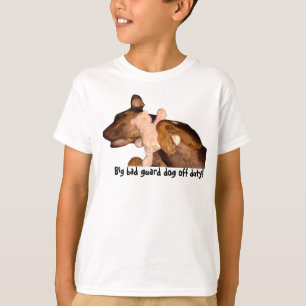 Kind-Großer schlechter Schutzhund, der mit fav T-Shirt