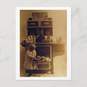 Kind kocht an einem altmodischen Herd Vintage Postkarte