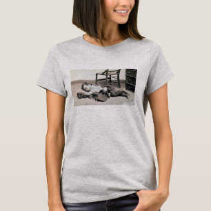 Kind mit Puppe, C1895 T-Shirt