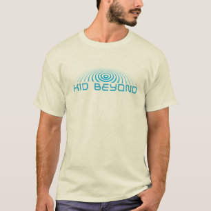Kind über blauem Logo-T - Shirt hinaus