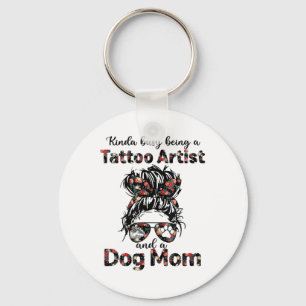 Kinda beschäftigt, ein Tattoo-Künstler und ein Hun Schlüsselanhänger