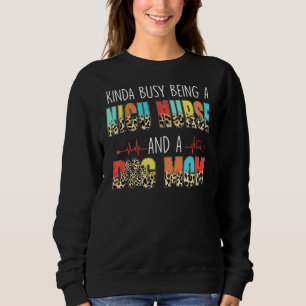 Kinda beschäftigt ist Nicu Nurse und Hund Mama Leo Sweatshirt