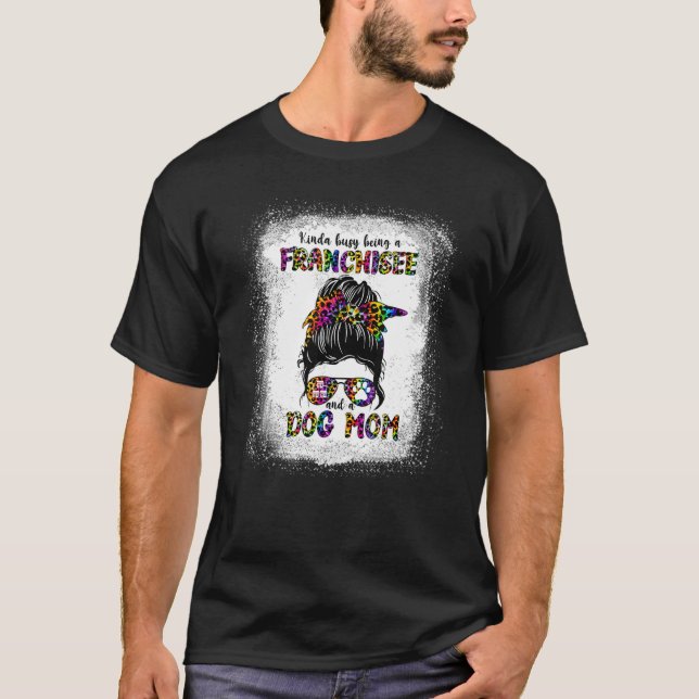 Kinda beschäftigt sich als Franchisefrau und Hunde T-Shirt (Vorderseite)