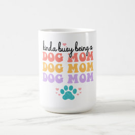 Kinda beschäftigt sich als Hundebüt Kaffeetasse