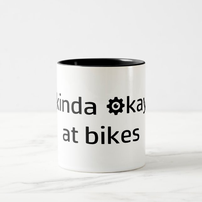 Kinda Okay bei Bikes Zweifarbige Tasse (Mittel)