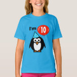 Kinder10. Geburtstags-Shirt | Penguin und roter T-Shirt<br><div class="desc">Kindergeburtstag-Shirt für das Kind mit zehn Jährigen. Lustiger Penguin-Cartoon mit rotem Ballon- und Partyhut. Personalizable Alterszahl,  1 2 3 4 5 6 7 8 9 etc.-Spaßfeierentwurf für zehntes Geburtstags-Party des Kindes.</div>