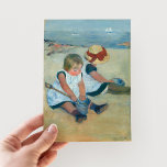 Kinder am Strand | Mary Cassatt Postcard Postkarte<br><div class="desc">Kinder am Strand (1884) von der amerikanischen Impressionistin Mary Cassatt. Originelles Kunstwerk ist ein Ölgemälde auf der Leinwand,  das ein Portrait von zwei jungen Mädchen darstellt,  die am Strand sitzen. Verwenden Sie die Entwurfstools,  um einen benutzerdefinierten Text hinzuzufügen oder das Bild zu personalisieren.</div>