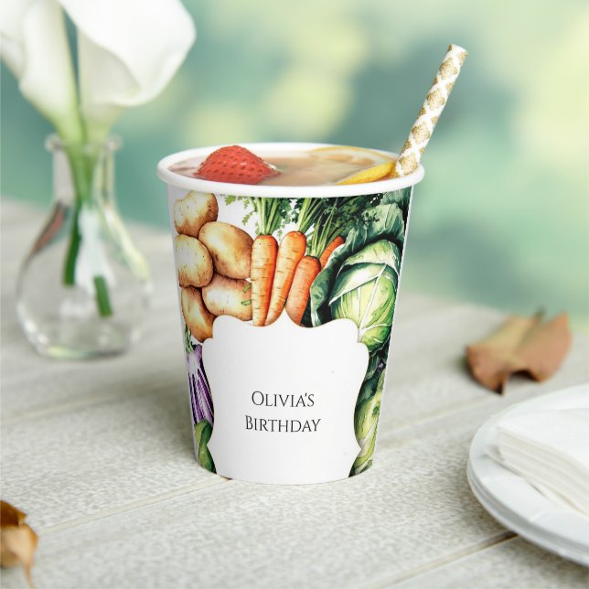 Kinder auf dem Markt für lokal angebaute Bauern Pappbecher (In Situ)