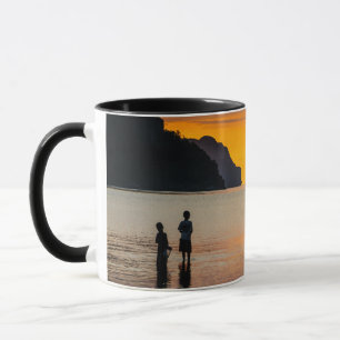Kinder beim Fischen bei Sonnenuntergang Tasse