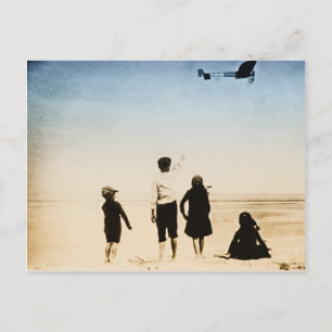Kinder beobachten ein Flugzeug am Strand Postkarte