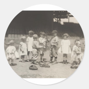Kinder der 1920er Jahre spielen auf Baseball-Feld  Runder Aufkleber
