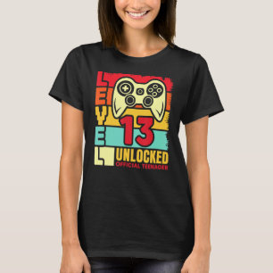 Kinder, die 13 Jahre alt sind, spielen Vintag T-Shirt