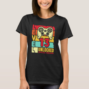 Kinder, die 13 Jahre alt sind, spielen Vintag T-Shirt