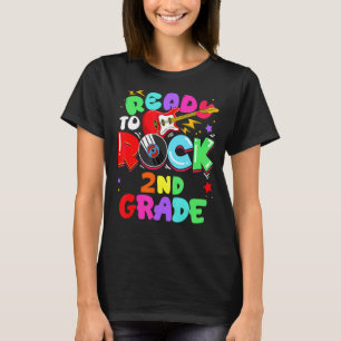 Kinder, die am ersten Tag der Schule in der zweite T-Shirt