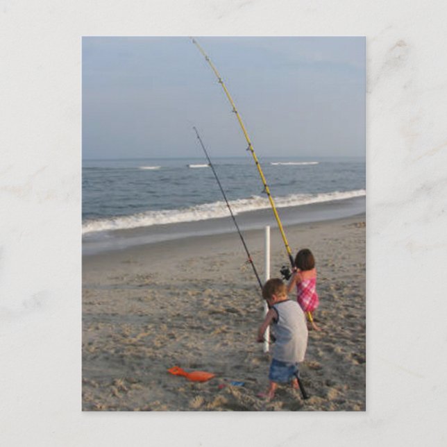 Kinder, die am Strand fischen Postkarte (Vorderseite)