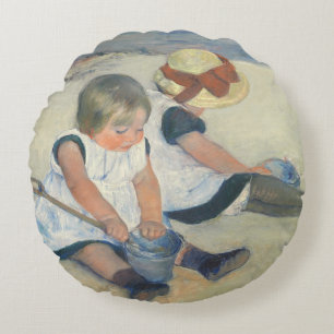 Kinder, die auf dem Strand, 1884 spielen Rundes Kissen