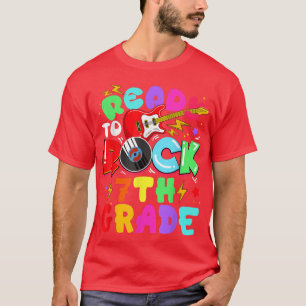 Kinder, die auf der 7. Klasse Gitarre sitzen und w T-Shirt