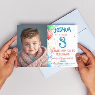 Kinder, die Balloons und Rainbow Birthday Party Ge Einladung