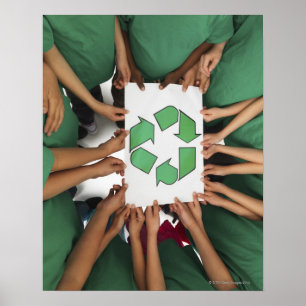 Kinder, die das Recyceln des Zeichens halten Poster
