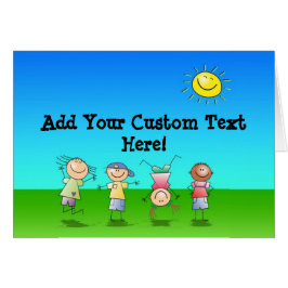 Kinder, die draußen an einem sonnigen Tag spielen