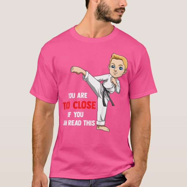 Kinder, die du zu Nah bist Karate Boy T-Shirt (Vorderseite)