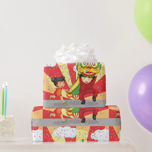 Kinder, die ein lustiges Wrapping Paper haben Geschenkpapier