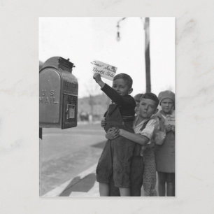 Kinder, die einen Brief an den Weihnachtsmann post Postkarte