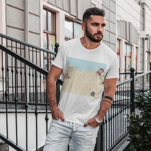 Kinder, die im Sand-T - Shirt Zahlen schreiben (Von Creator hochgeladen)