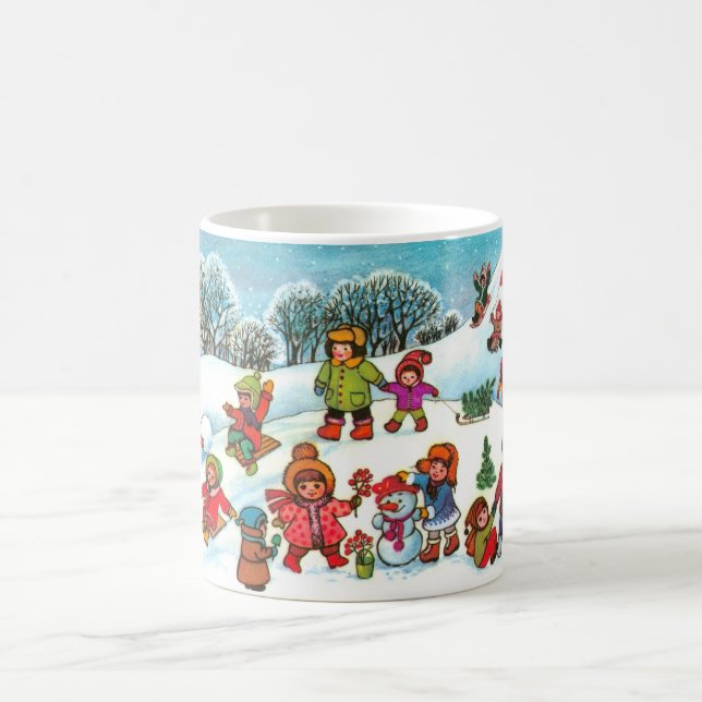 Kinder, die im Schnee spielen Kaffeetasse (Mittel)